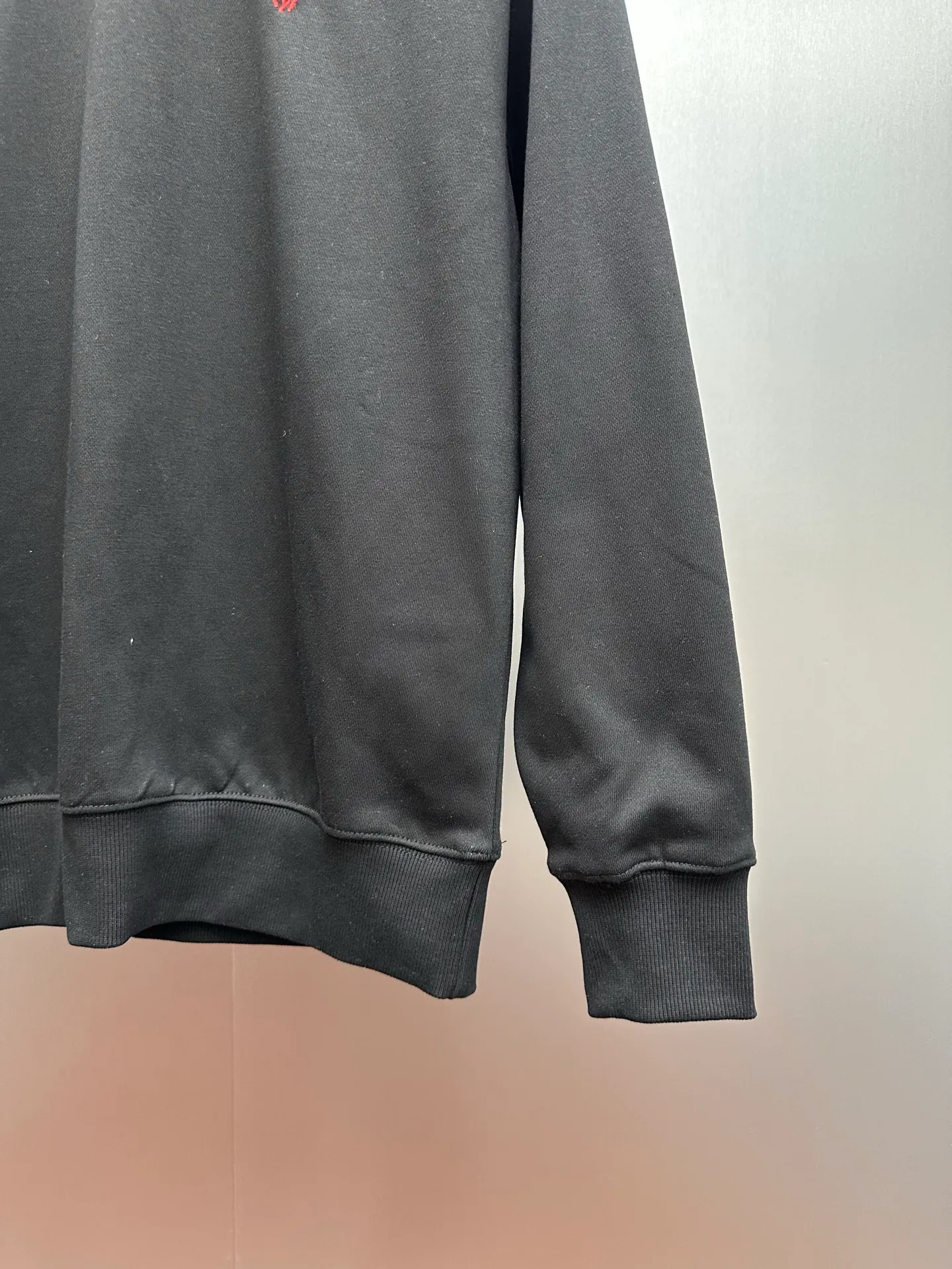 P240 Ralph Lauren/Ralph Lauren classic pony logo jersey long-sleeved sweatshirt. Loose and lazy casual style design. The solid color base is simple and versatile, making it easy to control various styles. ‌The coat fabric is made of 60% cotton➕40% polyester, which not only retains the softness, comfort and breathability of cotton, but also adds the wear resistance and wrinkle resistance of polyester fiber, making the clothes more durable and easy to care for. Even in slightly cooler weather, you won't feel stuffy when wearing it. This kind of fabric has a natural crisp feel and is not easy to pill or deform. The large logo embroidery on the chest is full of color, full of three-dimensionality and lifelike. Designed in the same style for men and women, it is suitable for couples or family wear. It is both practical and beautiful. It is an indispensable and practical item in the wardrobe! Ralph Lauren's age-reducing items add a bit of liveliness and interest to the entire sweatshirt. There is no pressure to dress, regardless of age or gender. Complete accessories!  Color: Black Size: S-xL